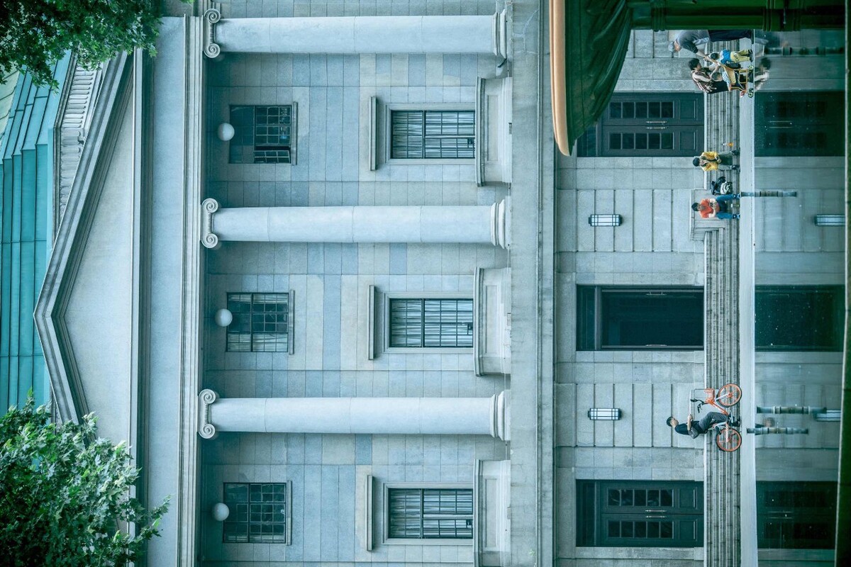 五月，东南大学大礼堂前……