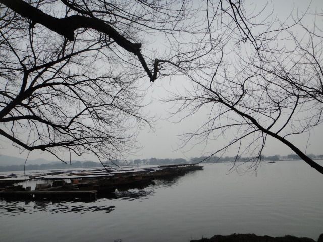 西湖<br />
我是12年农历年关时去的杭州，游人相对较少，于是西湖便显得格外清幽。