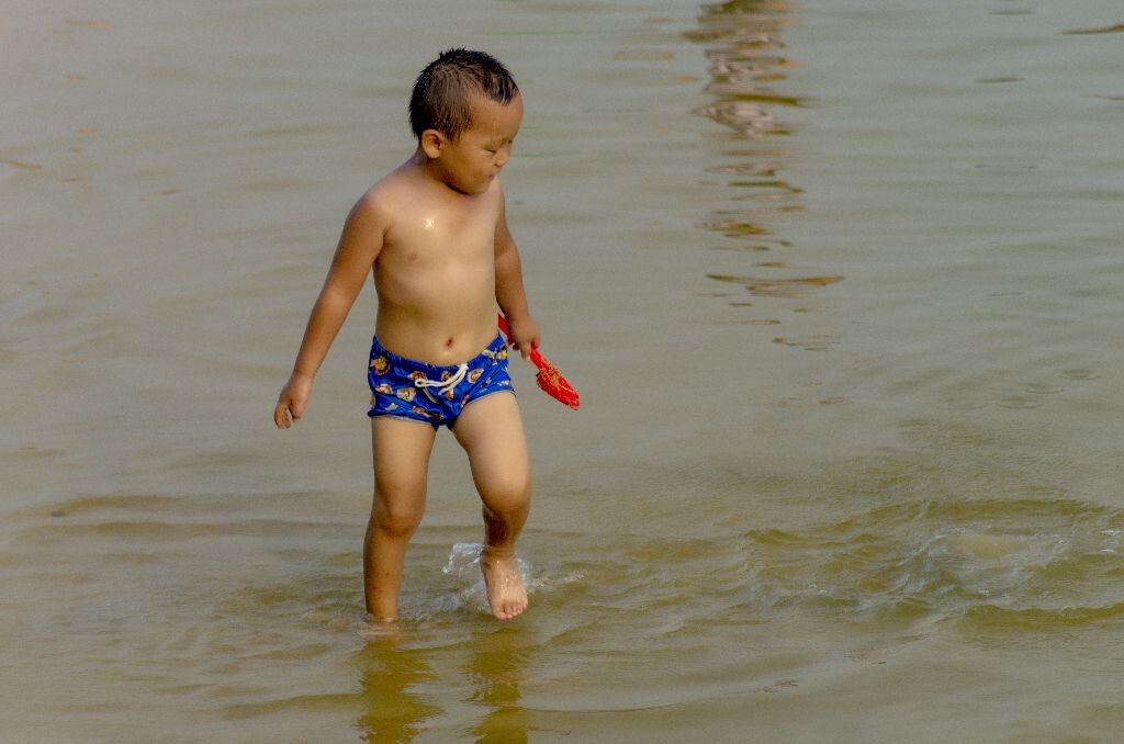夏天的小孩<br />
孩子在水里找到了快乐,水里有许多的乐趣!