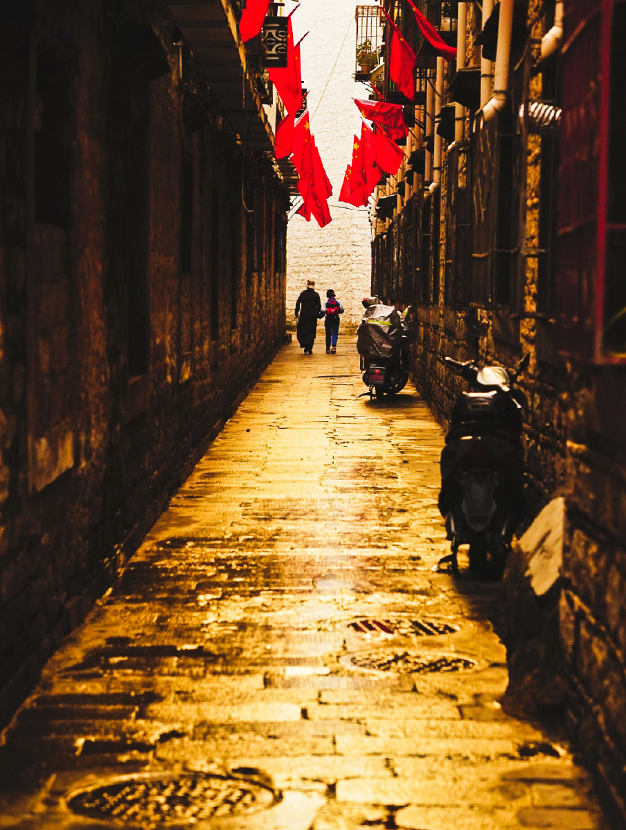 拉萨黄昏的巷子里