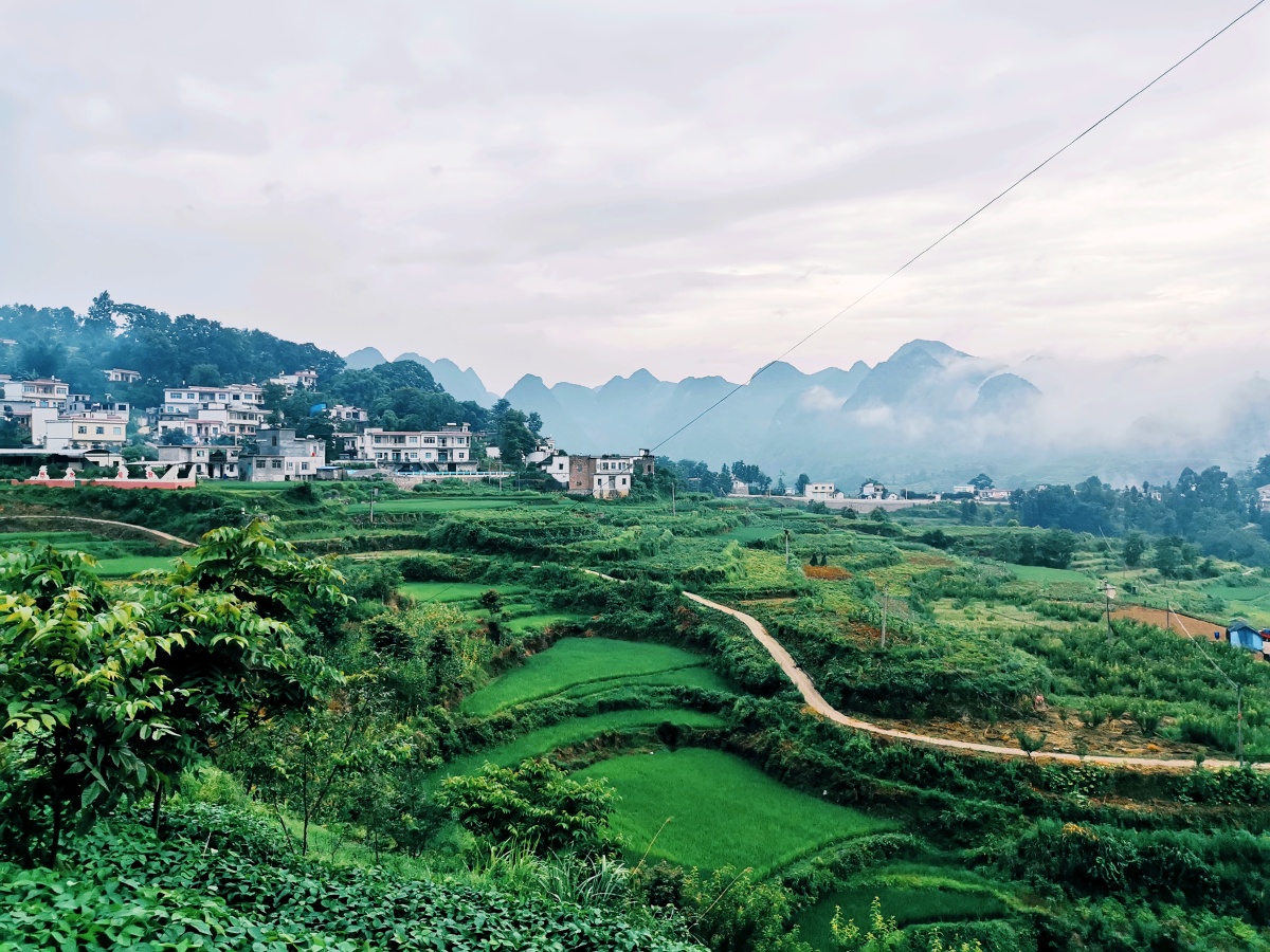 册亨61岩云村午后路过岩云村天空无晴略有烟雾视野尚好
