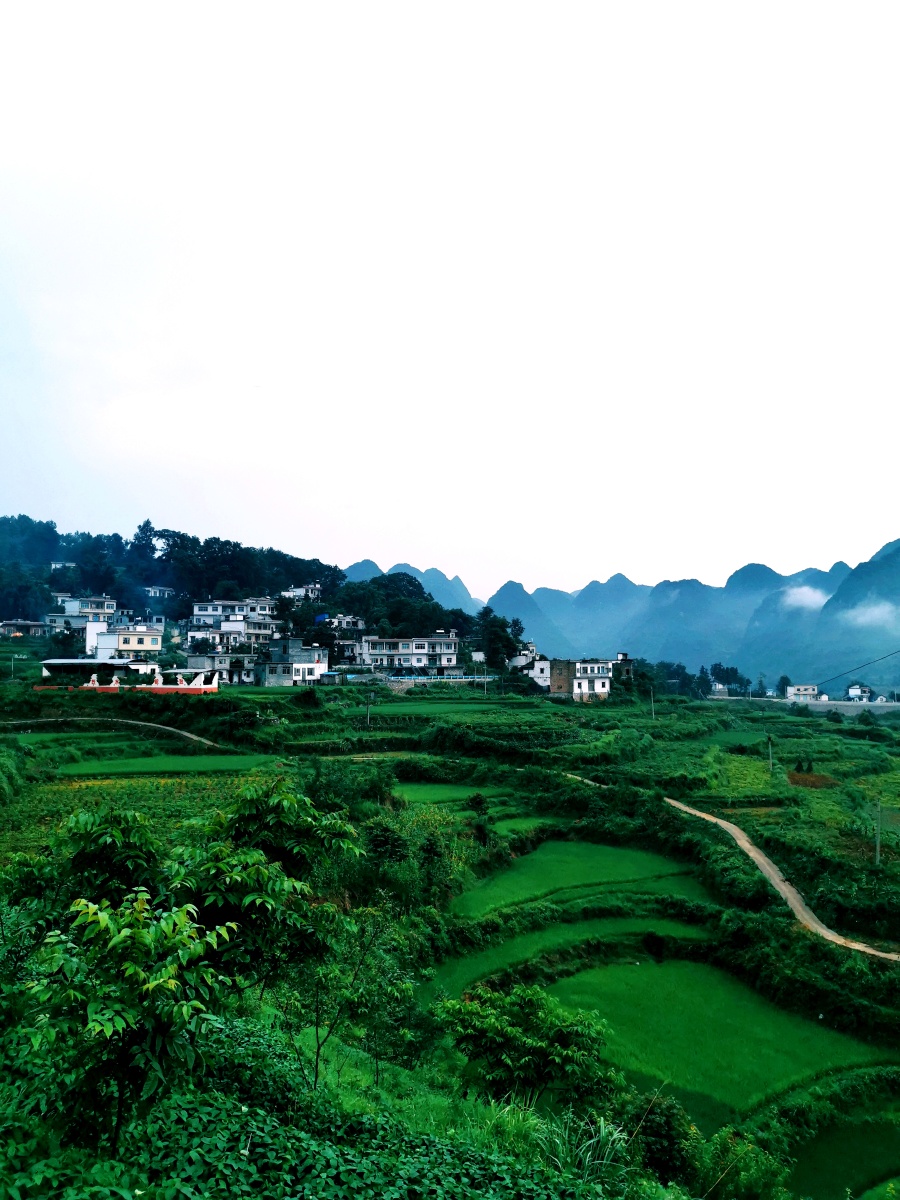 册亨61岩云村午后路过岩云村天空无晴略有烟雾视野尚好