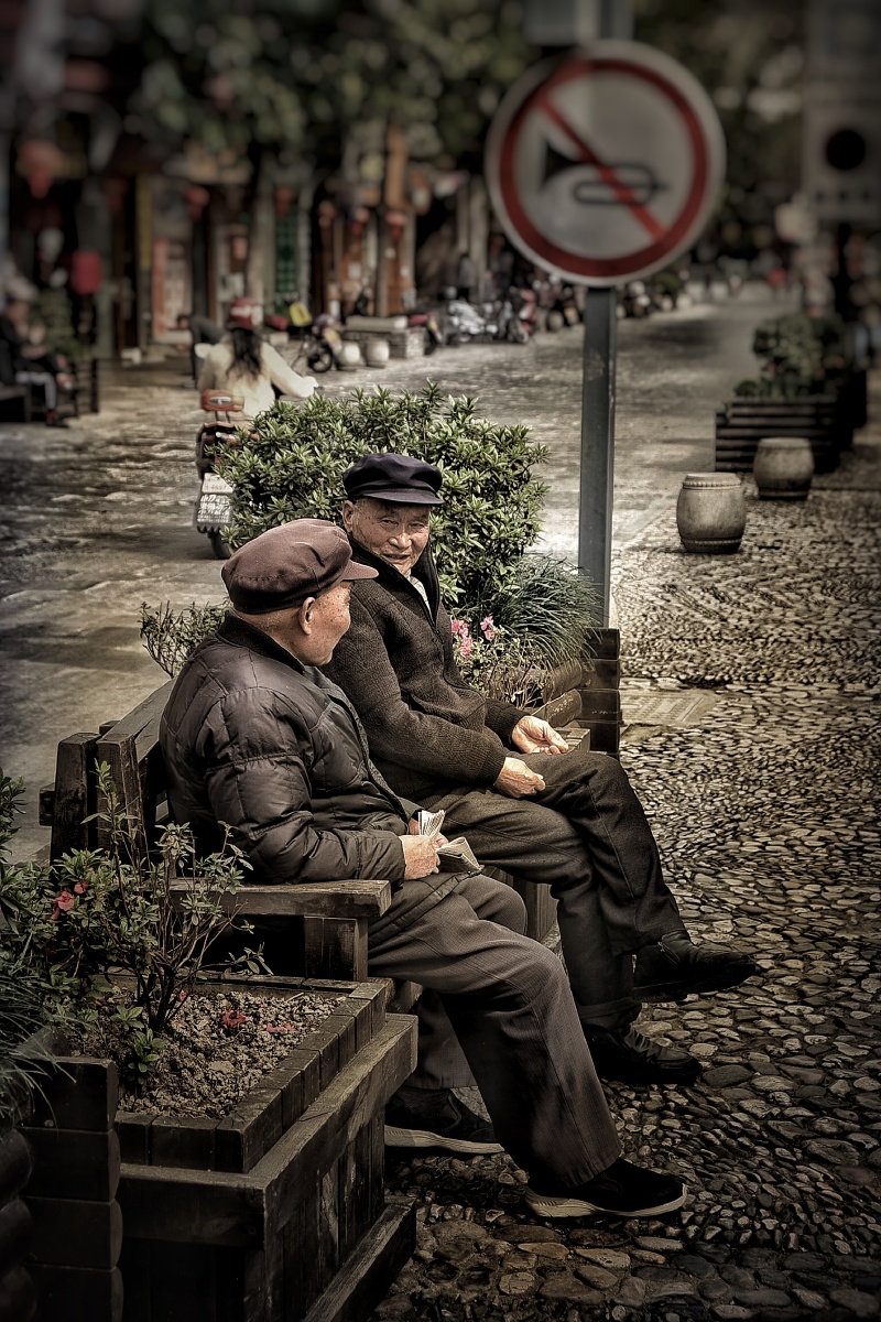 老街里悠闲的老人
