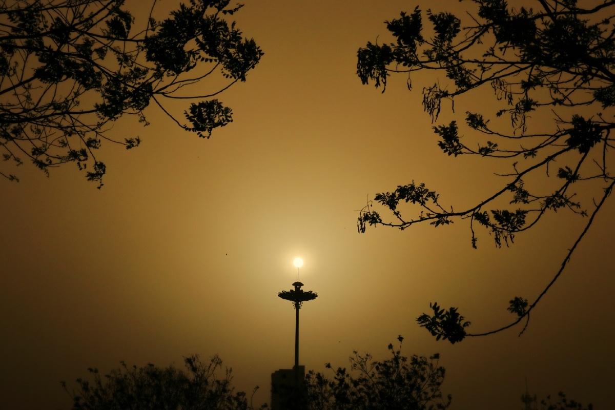 天黑的图片一个人