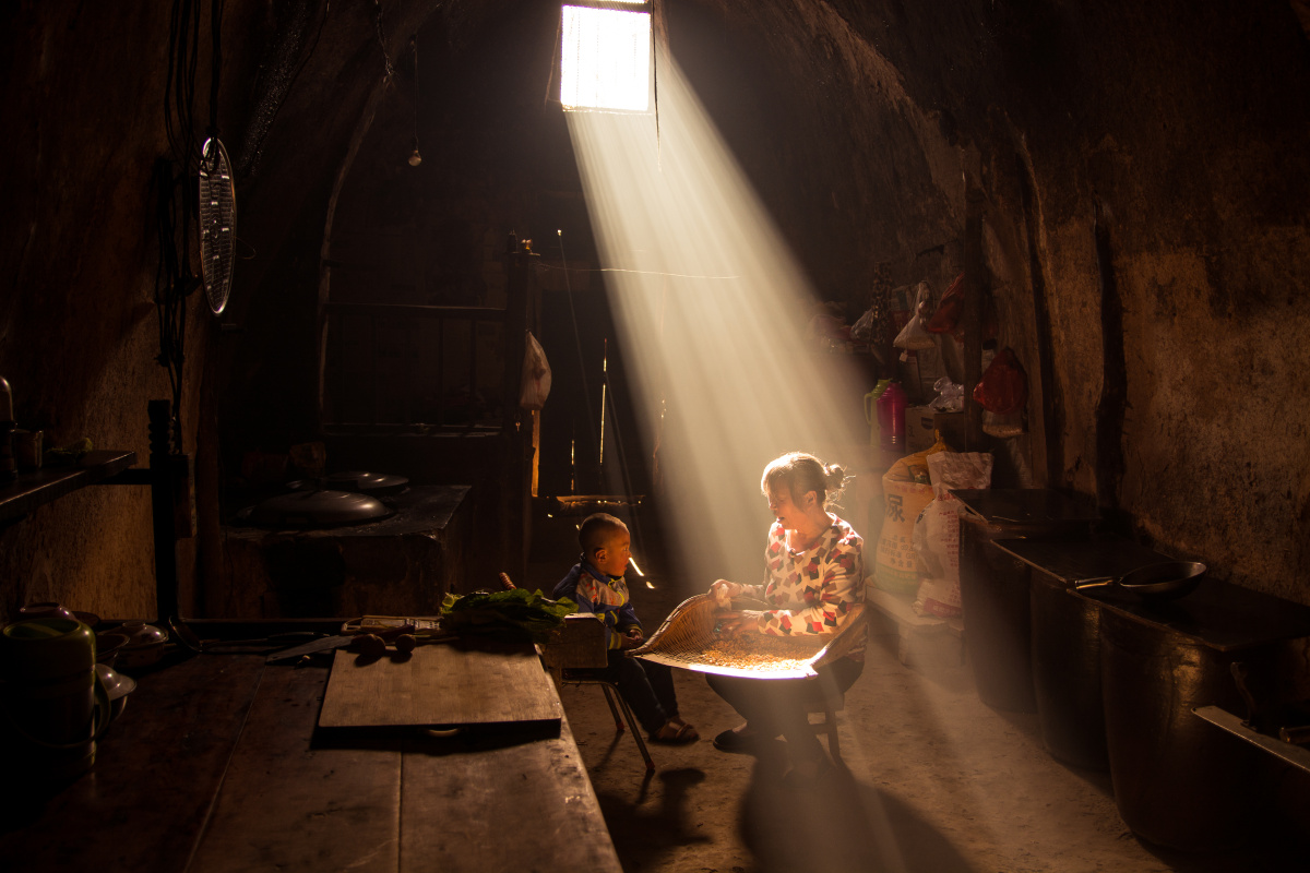 摄于甘肃省泾川县留守老人和儿童的生活