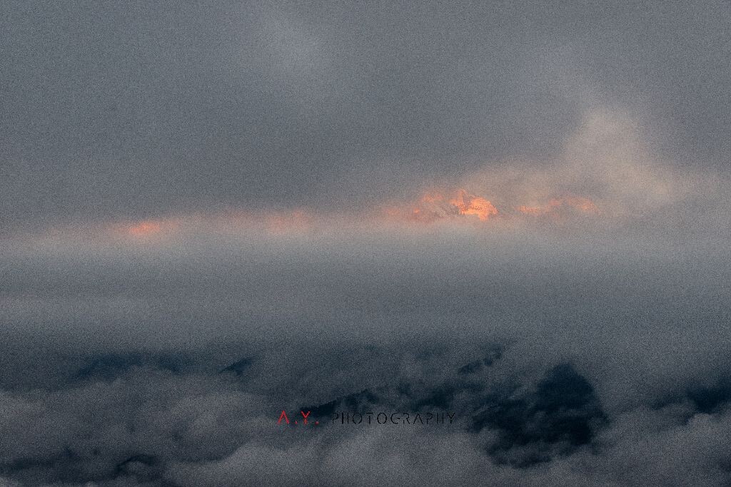 在坚守中，窥见了这一抹金山。这个傍晚，若不是遮天蔽日的大雾，我想，或许我将看到最美的日落...