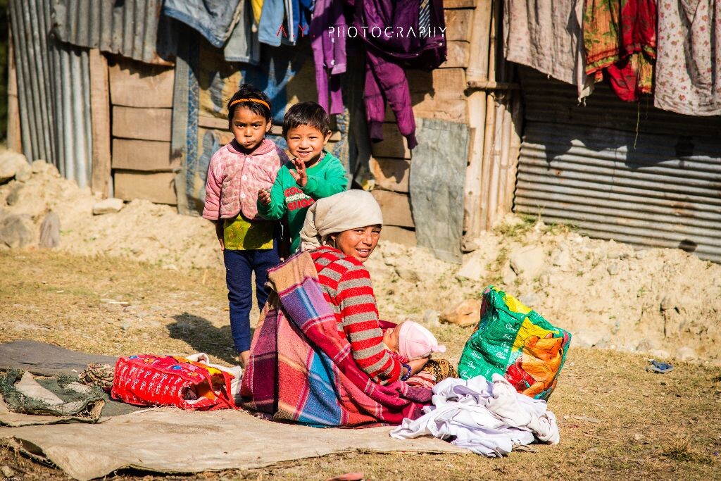 生活的贫苦，遮不住明媚的幸福...（摄于Nayapul，Nepal）