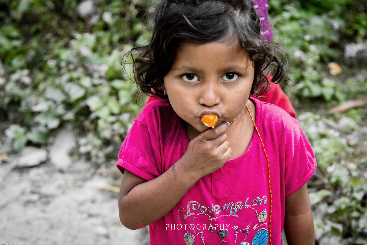 一颗糖果，即是不可替代的幸福...（摄于Nayapul，Nepal）