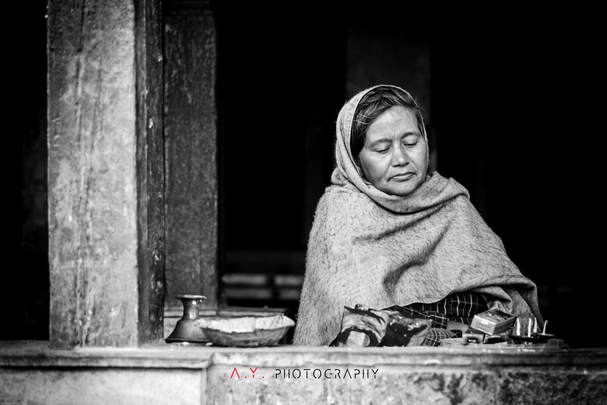 专注...（摄于Bhaktapur，Nepal）