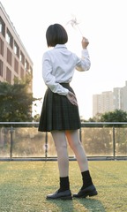 1758400
