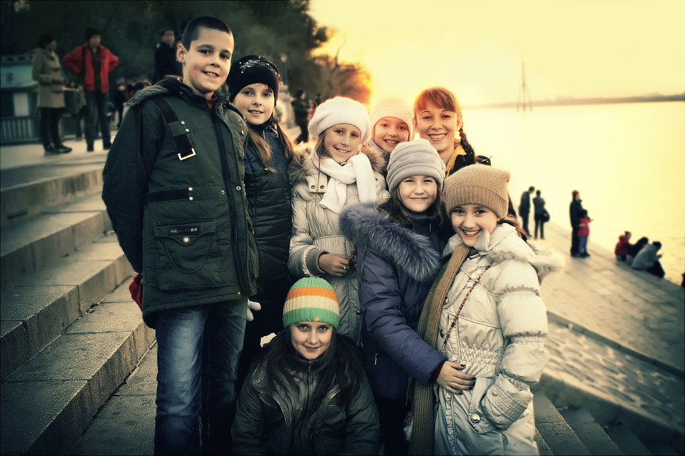 松花江畔的孩子 br /> 在江边散步的时候碰到一群可爱的俄罗斯孩子 在