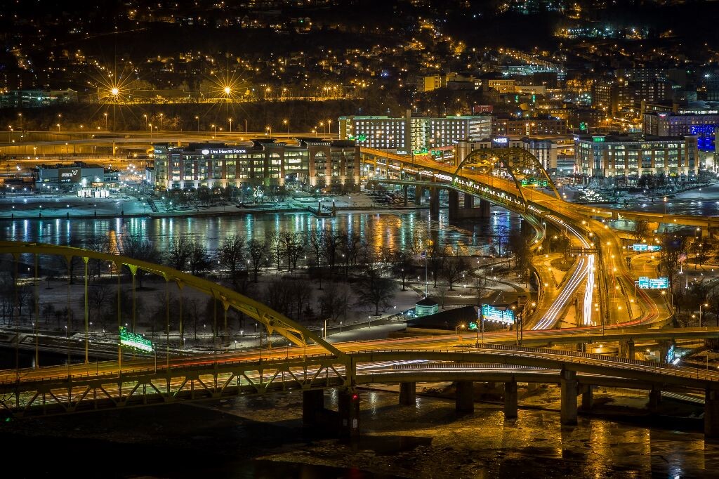 顶着零下20度的严寒，我在Mount Washington上拍下了这张照片。匹兹堡被称作the city of bridges。Allegheny river 和Monongahela River，交汇后形成ohio river。downtown就处在三条河道的交汇处，一个三角形。通过无数条桥梁和河的另外一边连起来。每个桥都不一样，火车，汽车，双层，单层还有隧道。构成了昔日繁华的工业景象。全城共有446座大小不一的桥，仅次于意大利威尼斯。