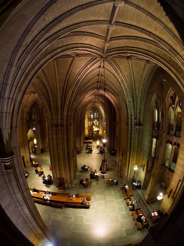 匹大著名景点就是Cathedral of Learning，是一栋46层的高楼。我们还以为类似教堂的地方。进去了才知道也当成教室的！一楼是非常非常美的自习室！大大的拱顶和古老的书桌！我不敢出声怕影响他们学习。只是偷偷在一边拍了几张照片来缅怀自己青葱的大学时光。