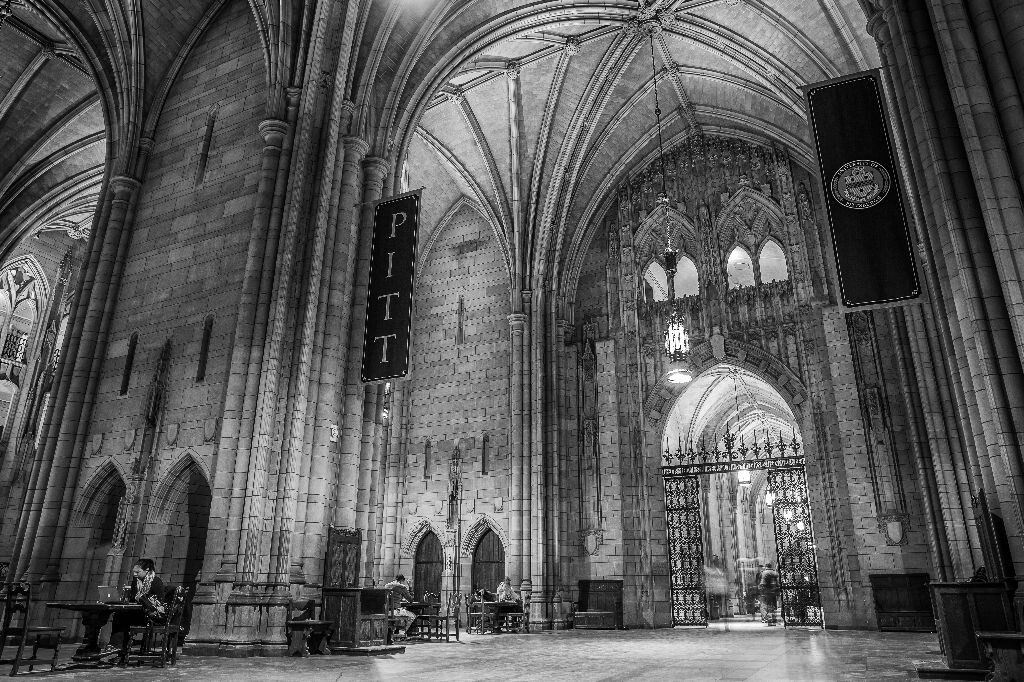 Cathedral of Learning的一楼被称为“二十世纪最伟大的建筑幻想”之一。这是一个15世纪哥特风格的垂直式大厅，供公众使用。大厅占地2000平方米，有四层楼（16米）高，没有任何钢梁支撑它的圆拱。