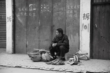 卖竹编的老人