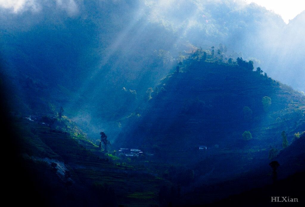 大理无量山中某处，车上高速抓拍~~太不清晰