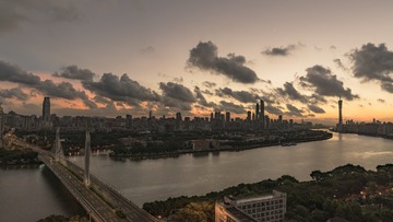 一夜惊鸿红日出