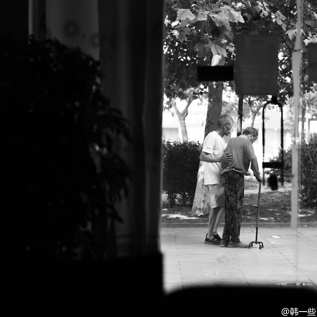 这对老夫妻应该是附近小区的吧，总在我店门口经过。<br />
奶奶好像得了什么病，腿脚不好。<br />
爷爷就每天下去带她出来锻炼，搀扶和按摩，周而复始，每天都一样。<br />
我如果说这才是爱情，也不合适，这种感情已经不能形容。<br />
（照片是我上传微博后又粘下来的，原图找不到了。大家也可以关注我新浪微博<a href="https://tuchong.com/353706/" target="_blank">@韩一些</a>，我会持续更新的，希望各位老师监督支持批评指导）