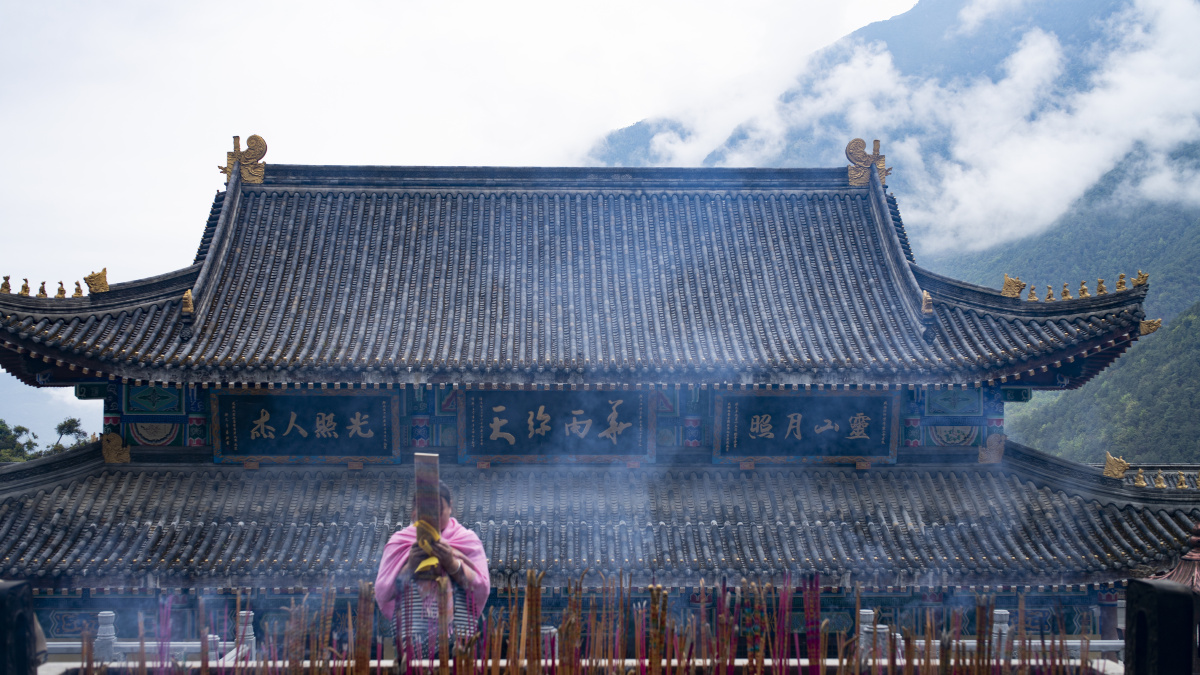 到西昌灵山寺,好多人来烧香拜佛,据说很灵.