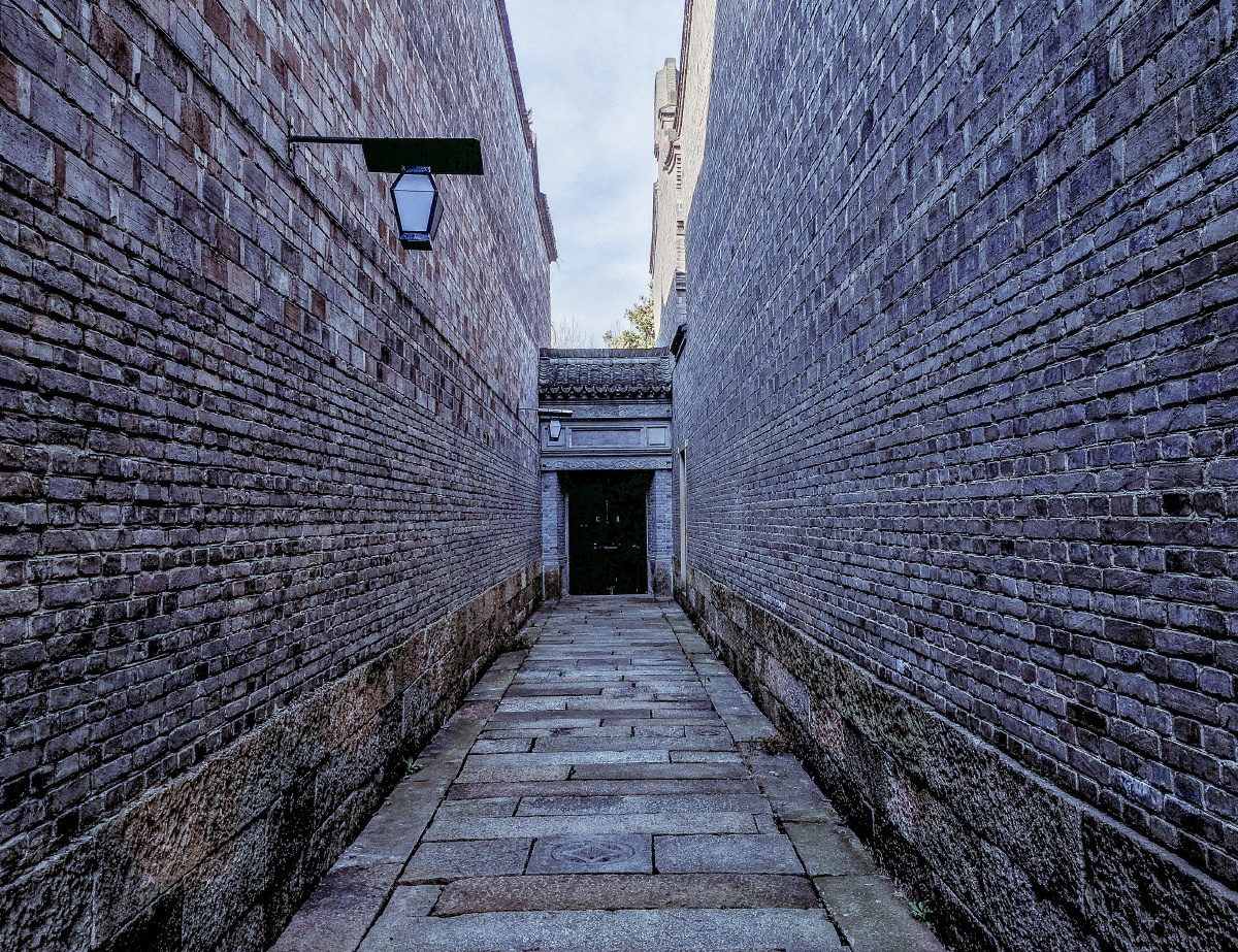 乌镇的一个小巷子,拥挤的街头唯一的宁静点