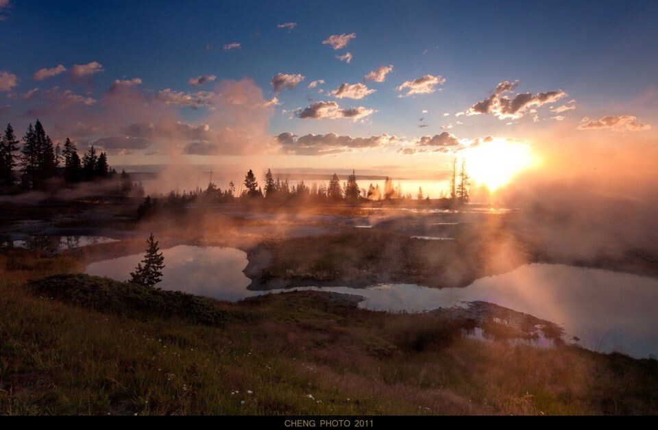 My National Parks<a href="https://tuchong.com/tags/29/" target="_blank">#29</a><br />
喜欢黄石清晨的瞬息万变,<br />
哪怕眨一下眼,都可能错过下一秒钟的光线。<br />
--------------------------------<br />
Yellowstone National Park<br />
Wyoming, Idaho, Montana