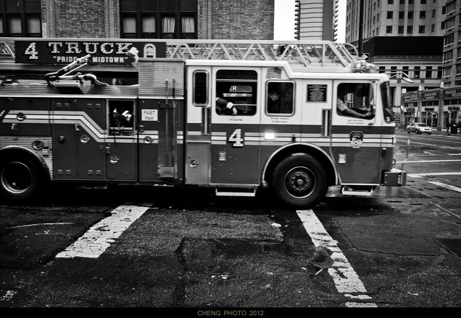 #7AM, Tuesday, 2-3 Hours after Sandy Impact#<br />
清晨的大街上几乎看不到什么车辆，唯有他们在不停忙碌着。