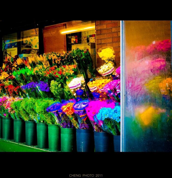 色<br />
街边的花店&lt;br /&gt;<br />
&lt;br /&gt;<br />
Manhattan, New York&lt;br /&gt;<br />
&lt;br /&gt;<br />
DMC-GF1, 20mm, F4, 1/50s, ISO400
