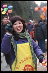 兴高采烈的卖货大姐