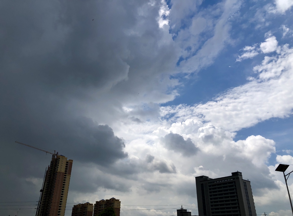 冰火两重天一半倾盆大雨一半晴空万里移动的雨看得见的落下