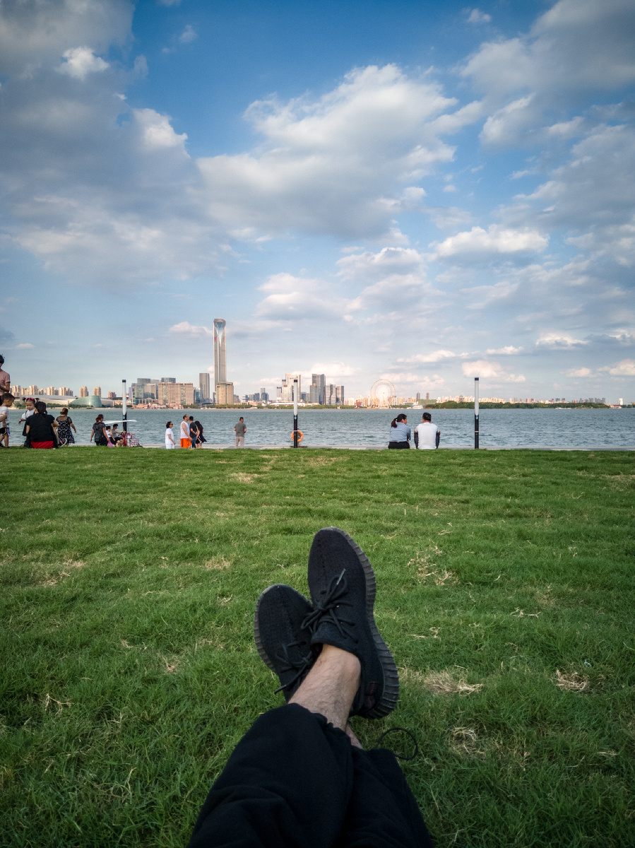 金鸡湖畔的休憩草地