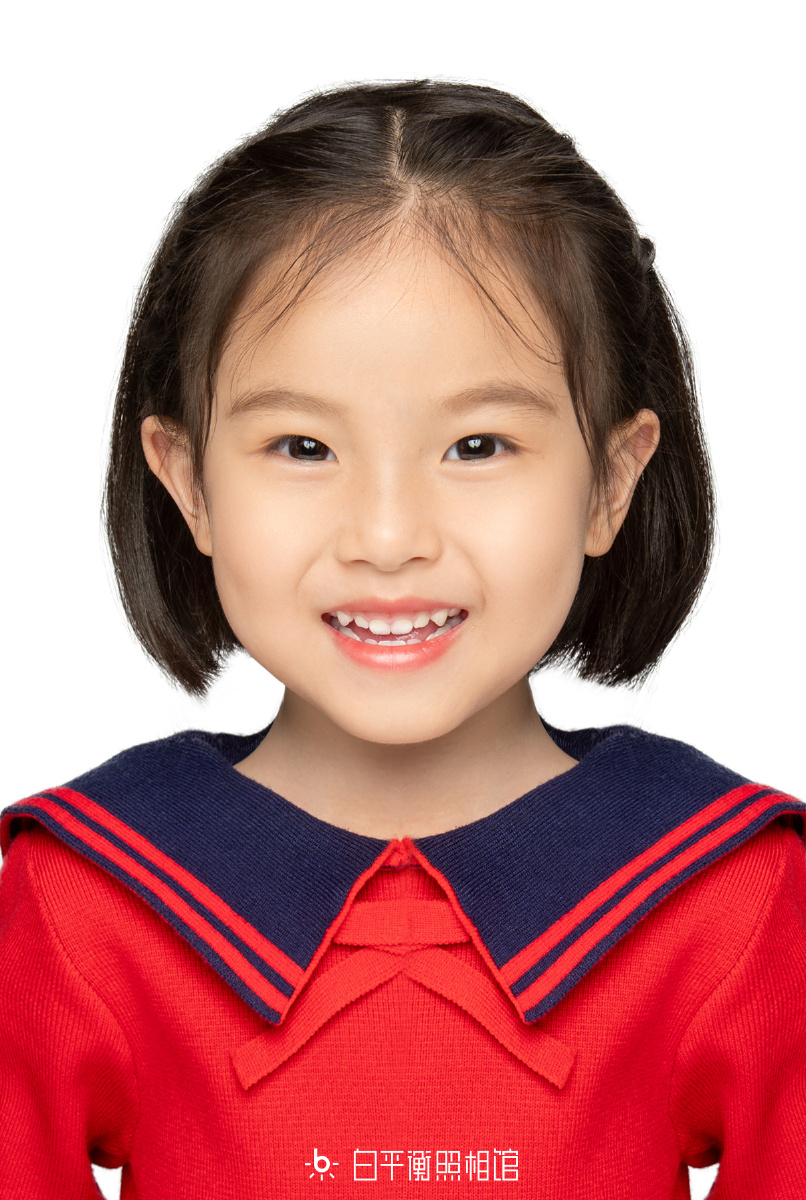 配图是一张笑脸迎人的证件照,我们店摆放了很多类似这样笑脸的照片