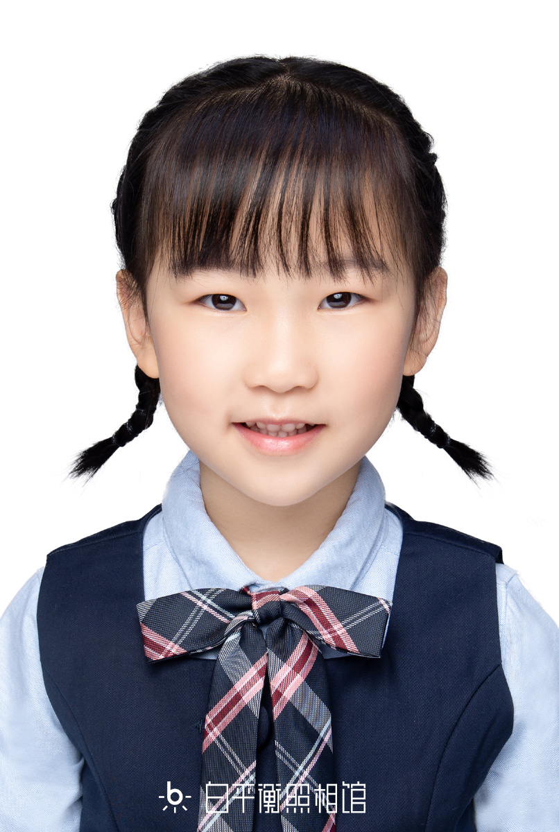 小朋友来拍入园照,拍好后妈妈让孩子跟我们再见,孩子对着我:"叔叔再见