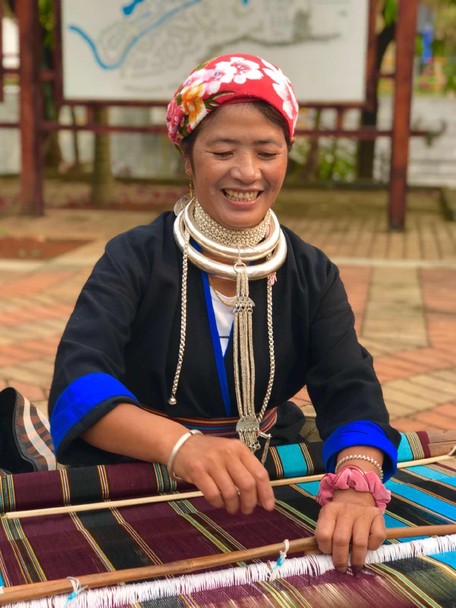 美丽的织布女人