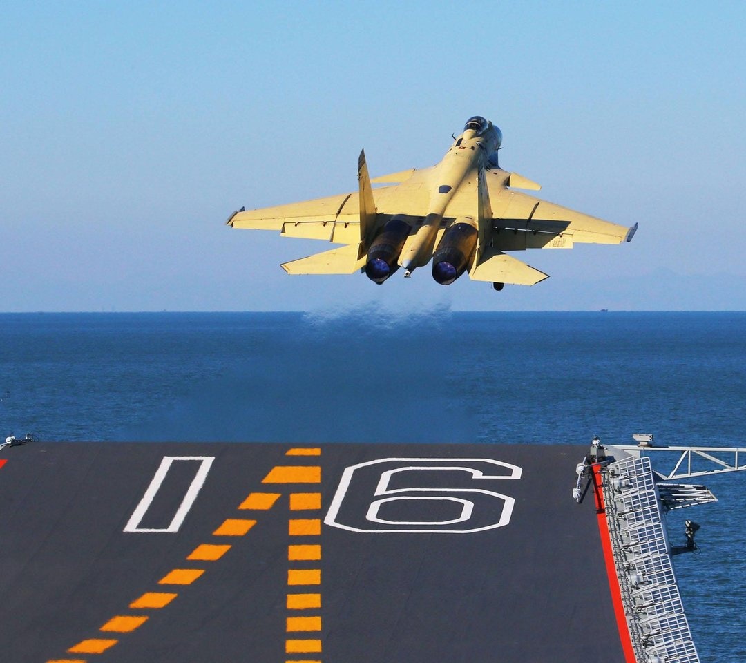 歼二零战机正在训练航母起飞