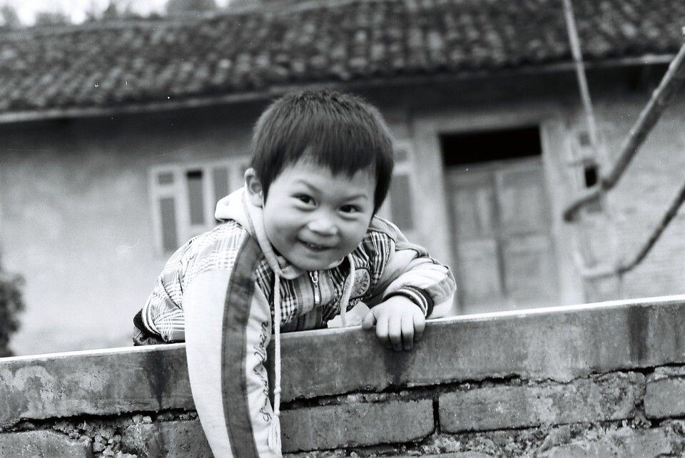 000046<br />
快乐，一个很可爱的孩子，住在嘉阳小火车的小学旁。