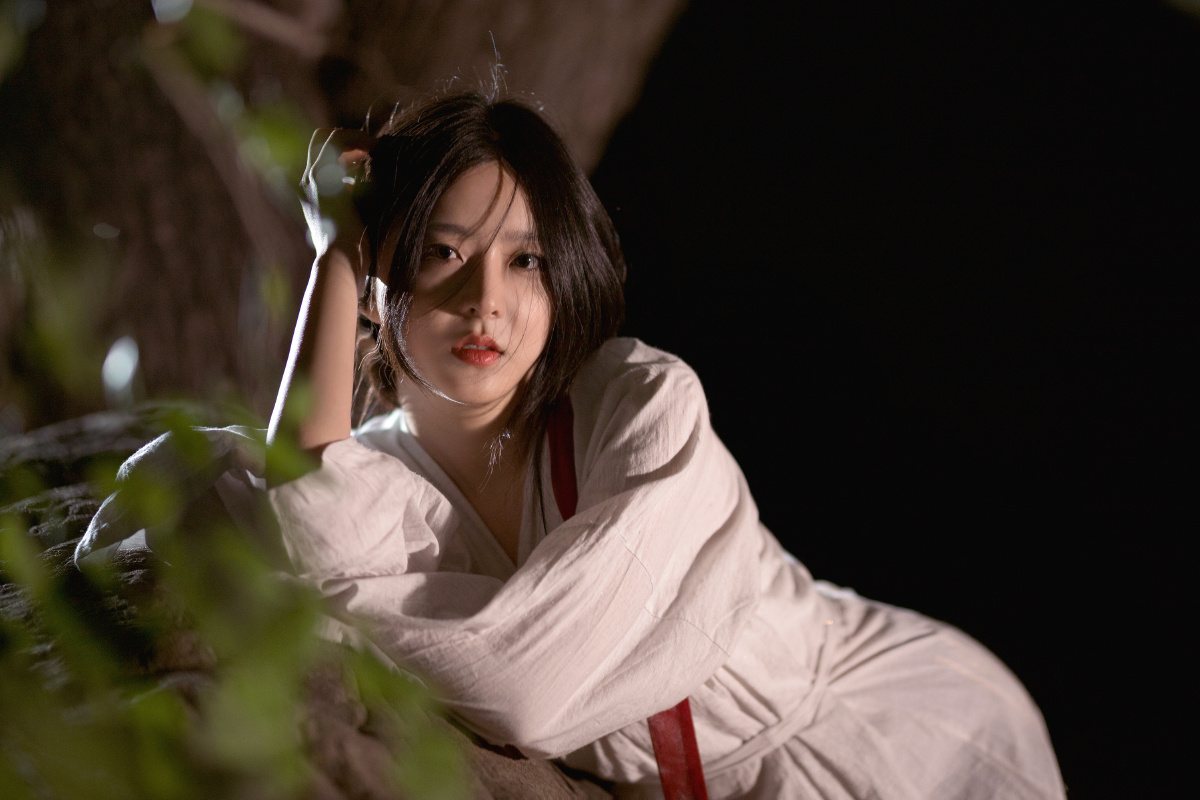 夜景汉服少女写真夏日萤火虫