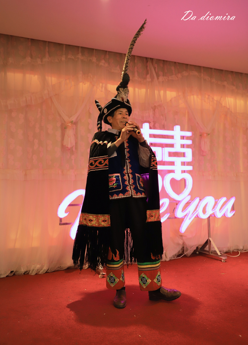 婚礼上的老彝人