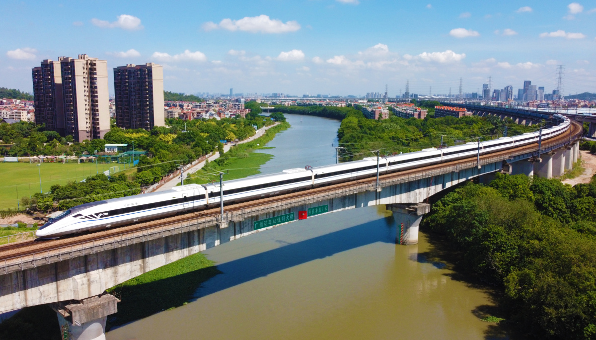 crh2e驶过广州动车段特大桥