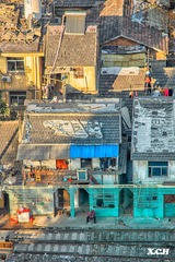 铁路旁的老人与房子