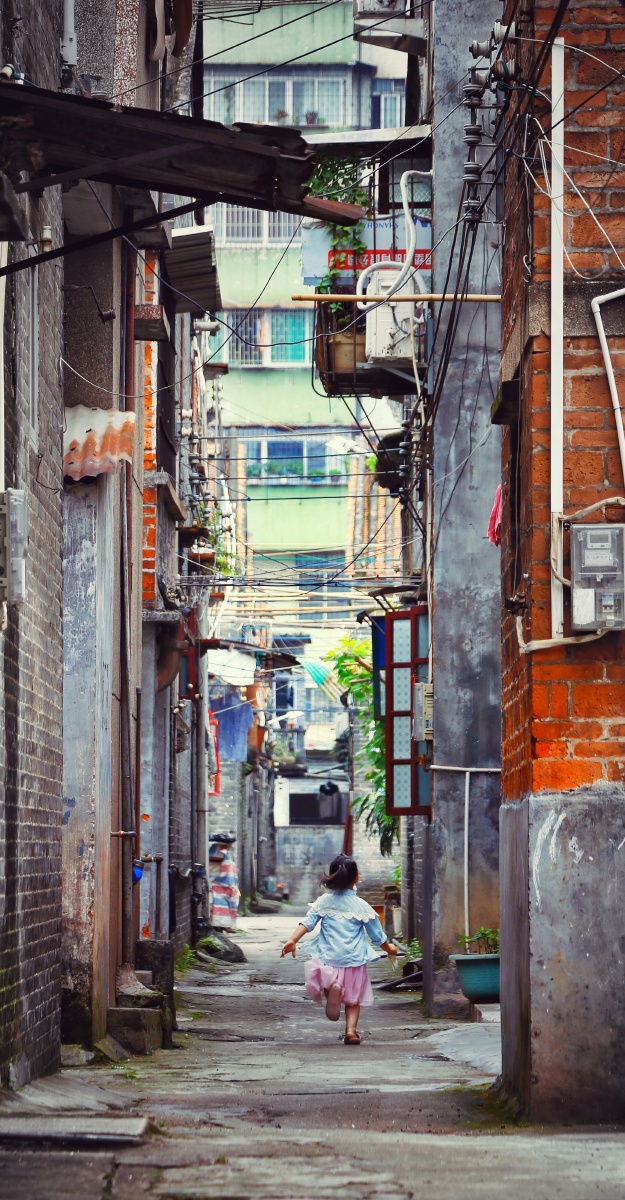 巷子里奔跑的小女孩