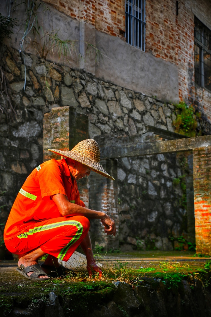 夕阳下工作的环卫工人