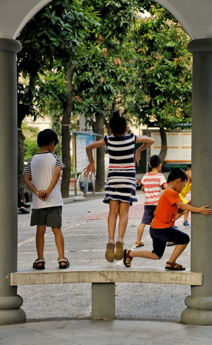 小区公园里的小孩们