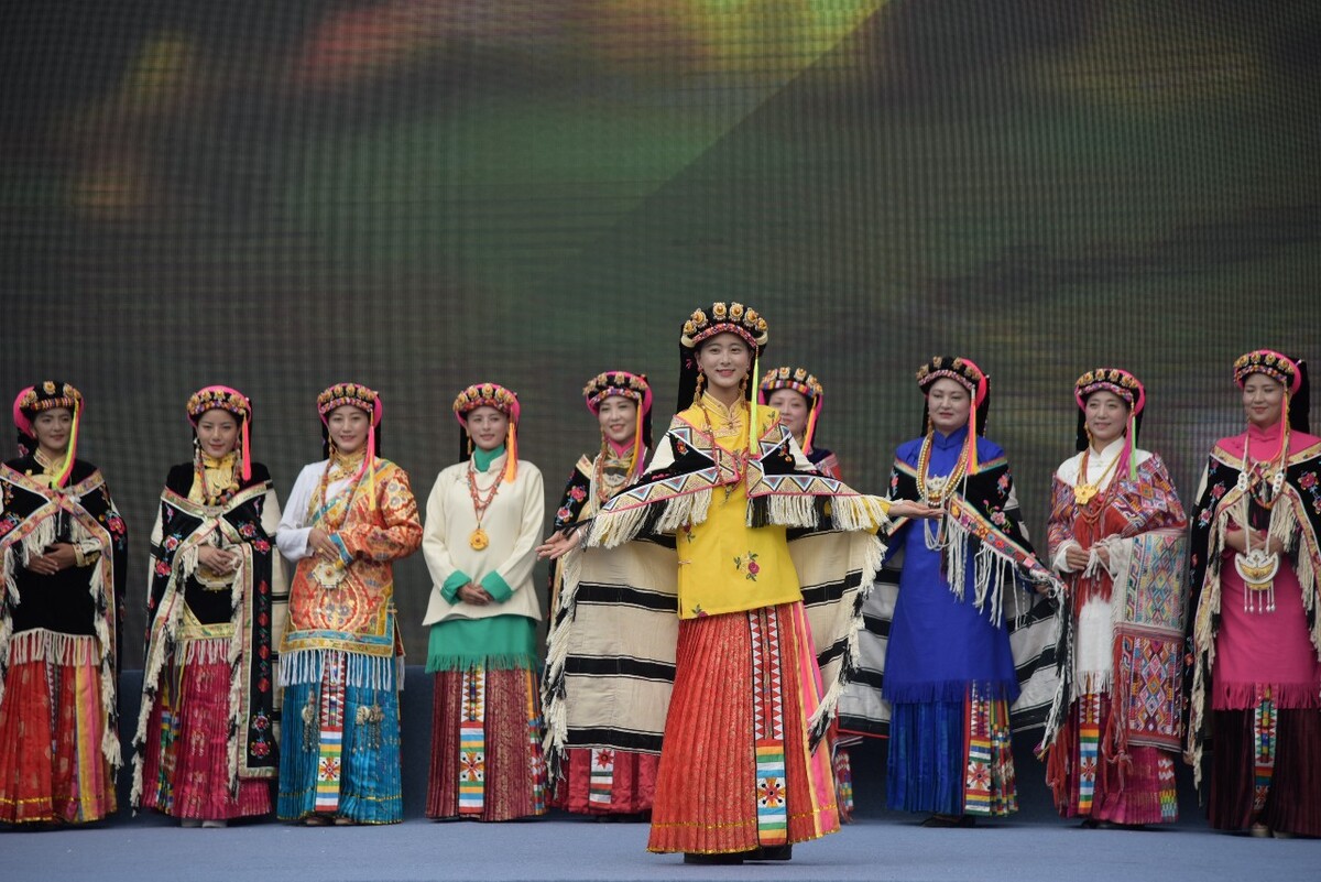幼儿简单蒙古族舞蹈,蒙古族传统舞蹈改编成顶碗舞