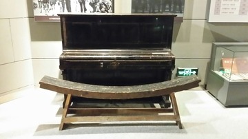473