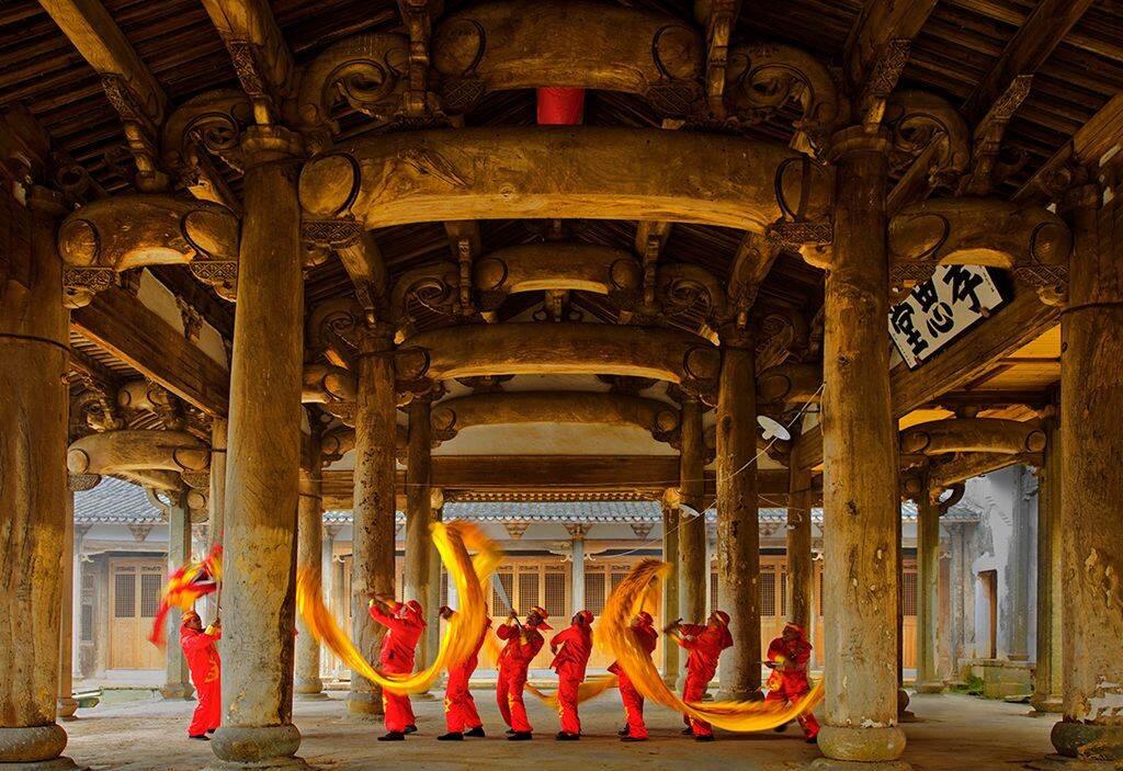 浙江兰溪水亭乡西姜祠堂，又名孝思堂，建于明万历年间，是江南民间最大的祠堂，也是全国规模最大，规格最高的民间家庙之一，现为国家重点文物保护单位。水亭断头龙则是流传于当地乡间独特的民间舞蹈，具有浓郁的地域特色，现为国家非物质文化遗产。<br />
