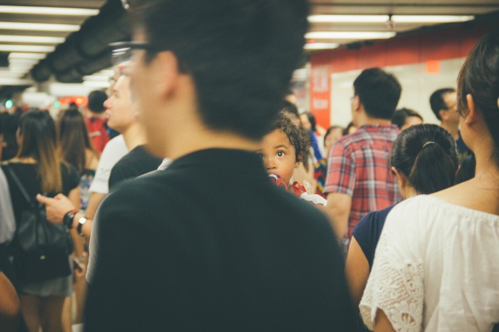 香港地铁抓拍的外国小女孩