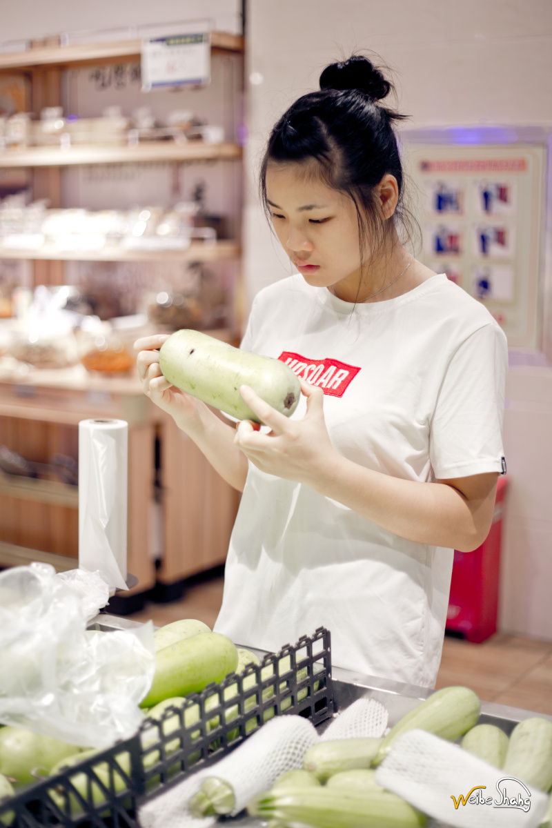 可爱女孩超市里买菜街拍人像摄影生活记录