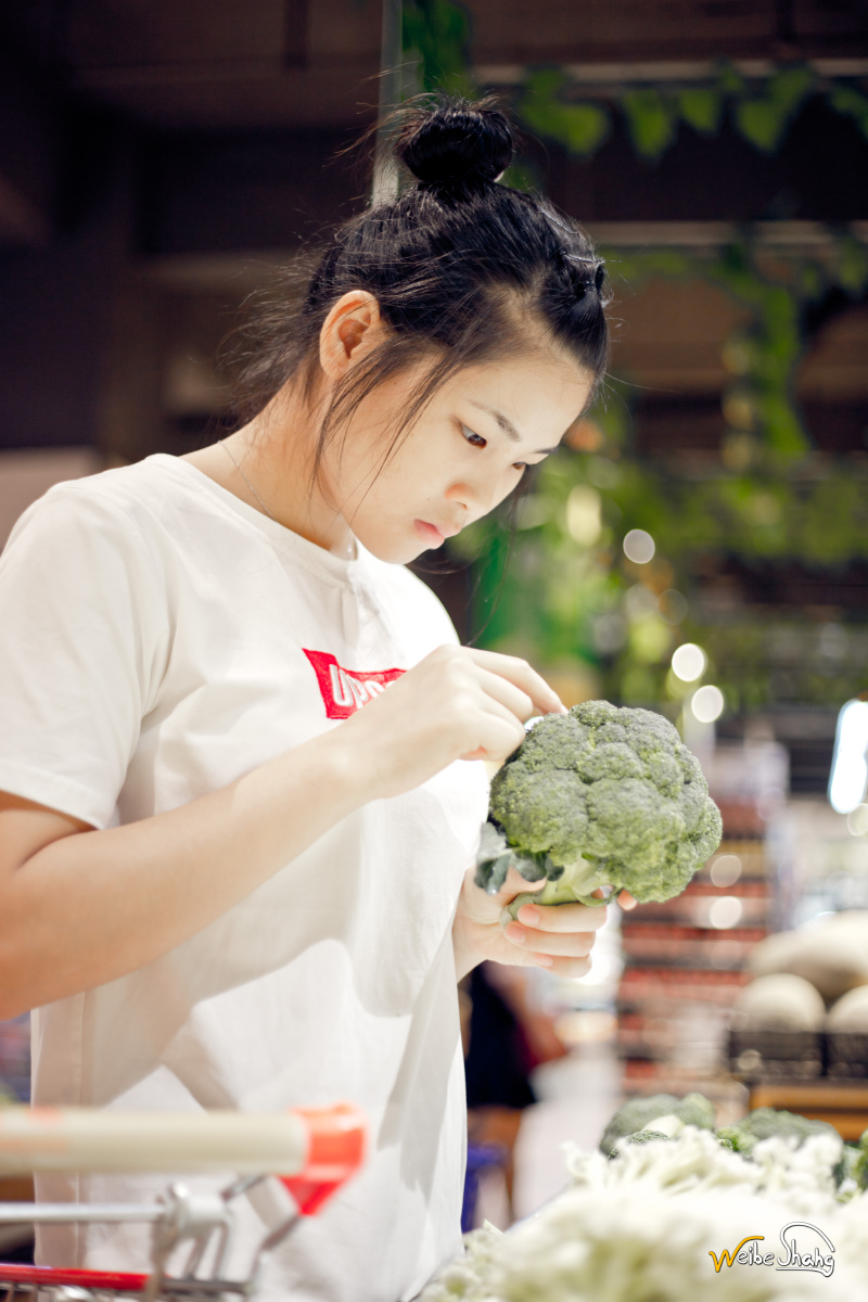 可爱女孩超市里买菜街拍人像摄影生活记录