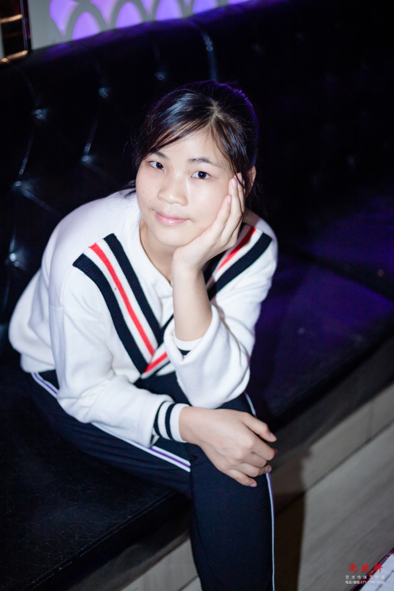 ktv里拍摄前来唱歌的女孩