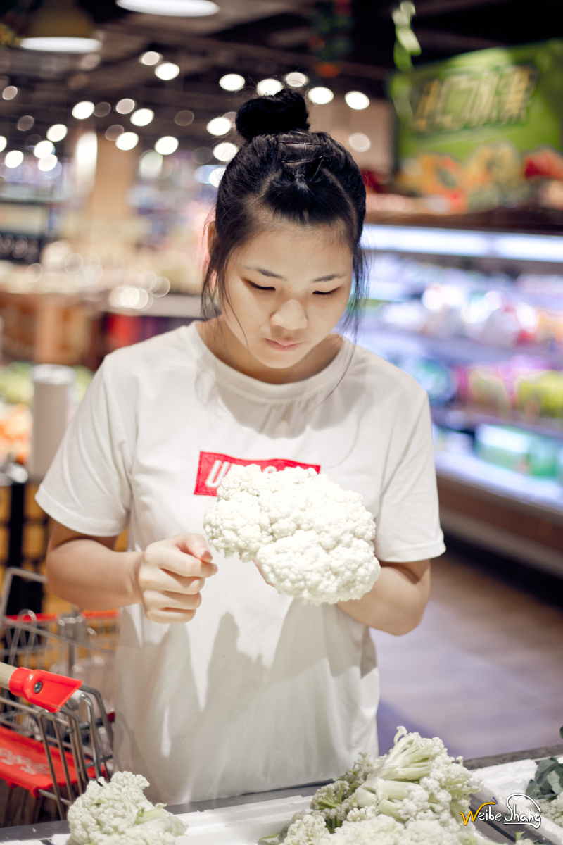 可爱女孩超市里买菜街拍人像摄影生活记录